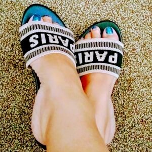 7.5/8 Bold Tan stitching black sandals Adorable fashion statement.